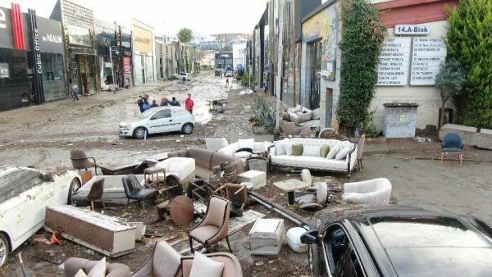 Mobilyacılar sitesini sel aldı Fotoğraflarla afetin boyutu