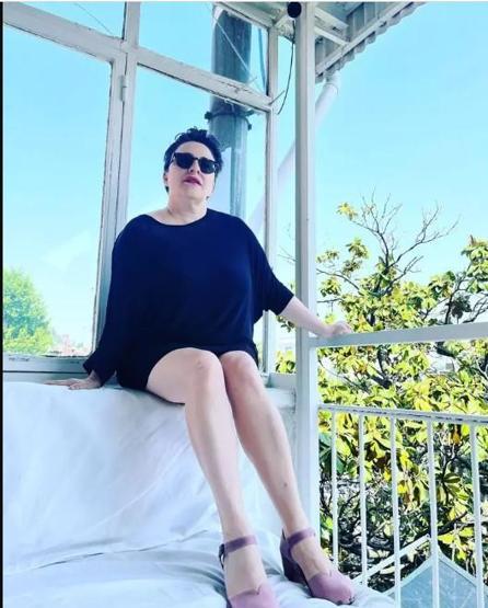Esra Dermancıoğlu, yüzünü çorapla gerdirip estetik yaptıranları tiye aldı
