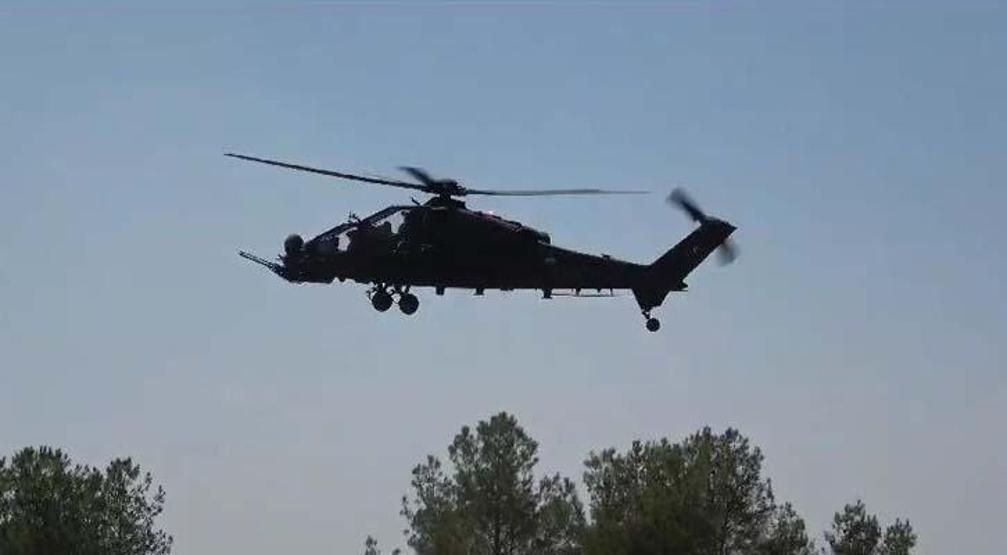 Türkiyenin ilk kadın taarruz helikopter pilotu, Diyarbakır semalarında uçtu