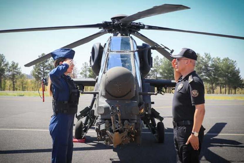 Türkiyenin ilk kadın taarruz helikopter pilotu, Diyarbakır semalarında uçtu