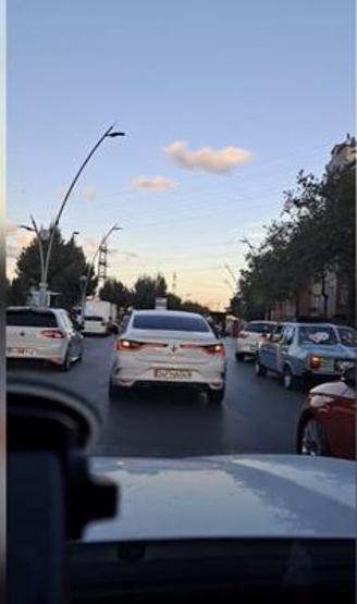 Düğün konvoyunda maganda terörü Trafiği durdurup havaya ateş açtılar