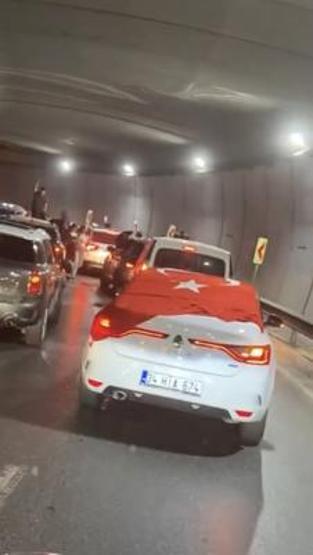 Düğün konvoyunda maganda terörü Trafiği durdurup havaya ateş açtılar