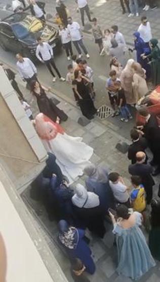 Düğün konvoyunda maganda terörü Trafiği durdurup havaya ateş açtılar