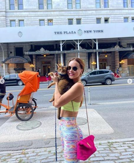 Ebru Şallının keyfi yerinde Kedisiyle poz verdi