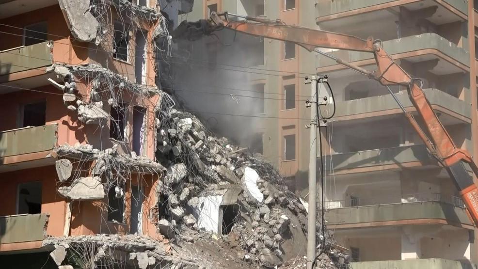 ‘Gözümüzün bebeği’ dedikleri 30 yıllık evlerinin yıkımını izlediler