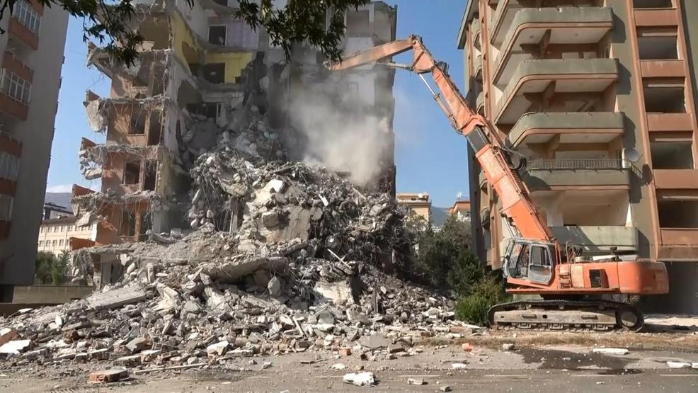 ‘Gözümüzün bebeği’ dedikleri 30 yıllık evlerinin yıkımını izlediler