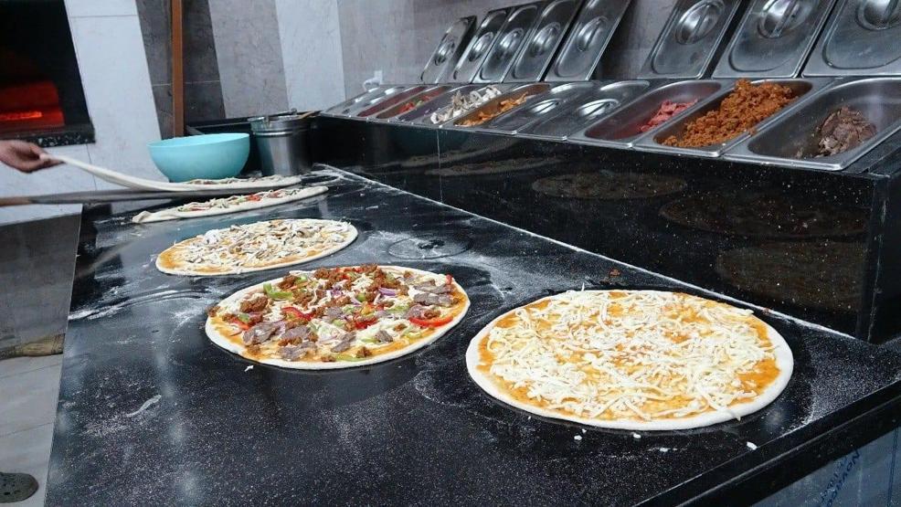 43 yıl sonra döndüğü köyünde pizzacı dükkanı açtı