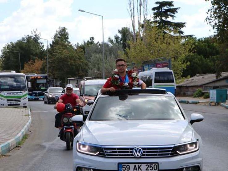 Down sendromlu rekortmen Avrupa şampiyonu Emirhana özel karşılama