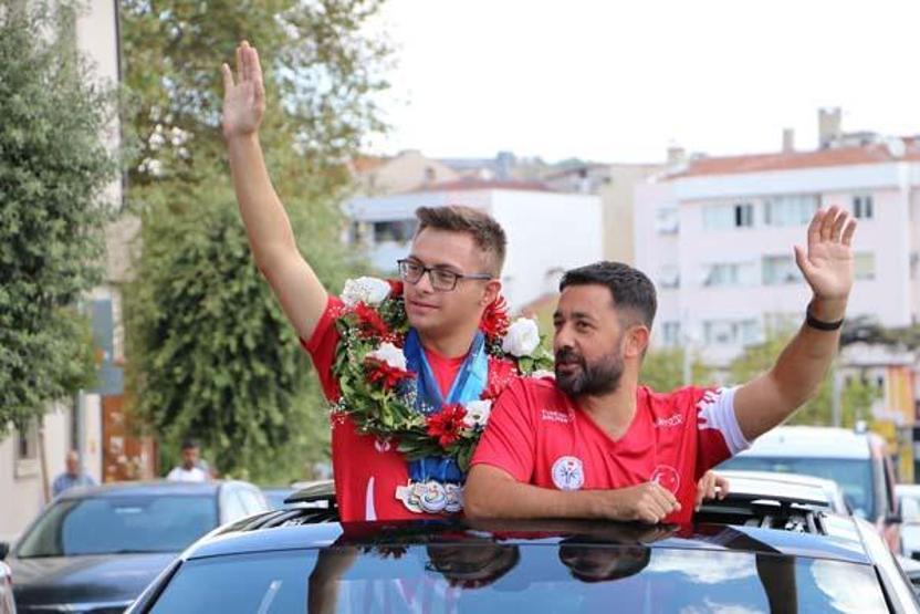 Down sendromlu rekortmen Avrupa şampiyonu Emirhana özel karşılama