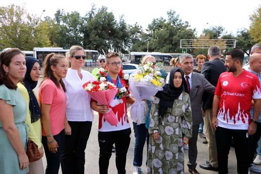 Down sendromlu rekortmen Avrupa şampiyonu Emirhana özel karşılama