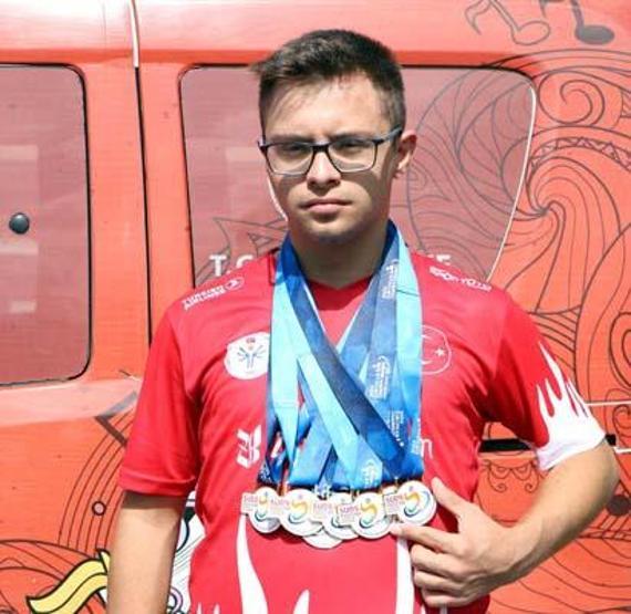 Down sendromlu rekortmen Avrupa şampiyonu Emirhana özel karşılama