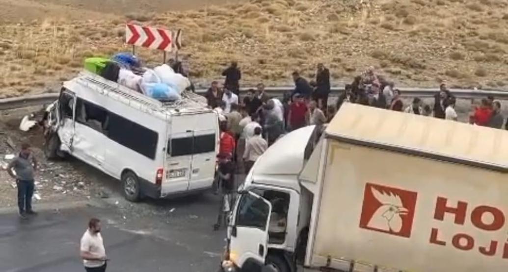 Vanda minibüs ile kamyon çarpıştı: 1 ölü, 7 yaralı
