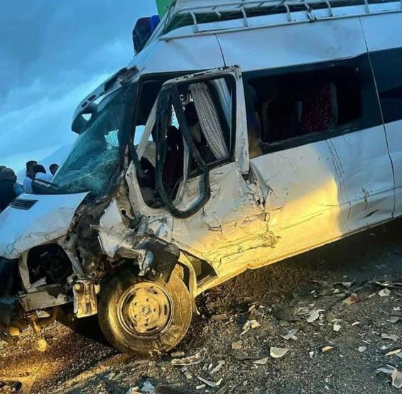 Vanda minibüs ile kamyon çarpıştı: 1 ölü, 7 yaralı