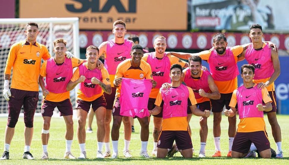 Galatasarayda iki futbolcu ile yollar ayrıldı