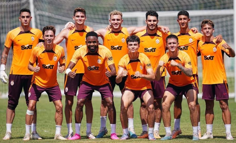Galatasarayda iki futbolcu ile yollar ayrıldı