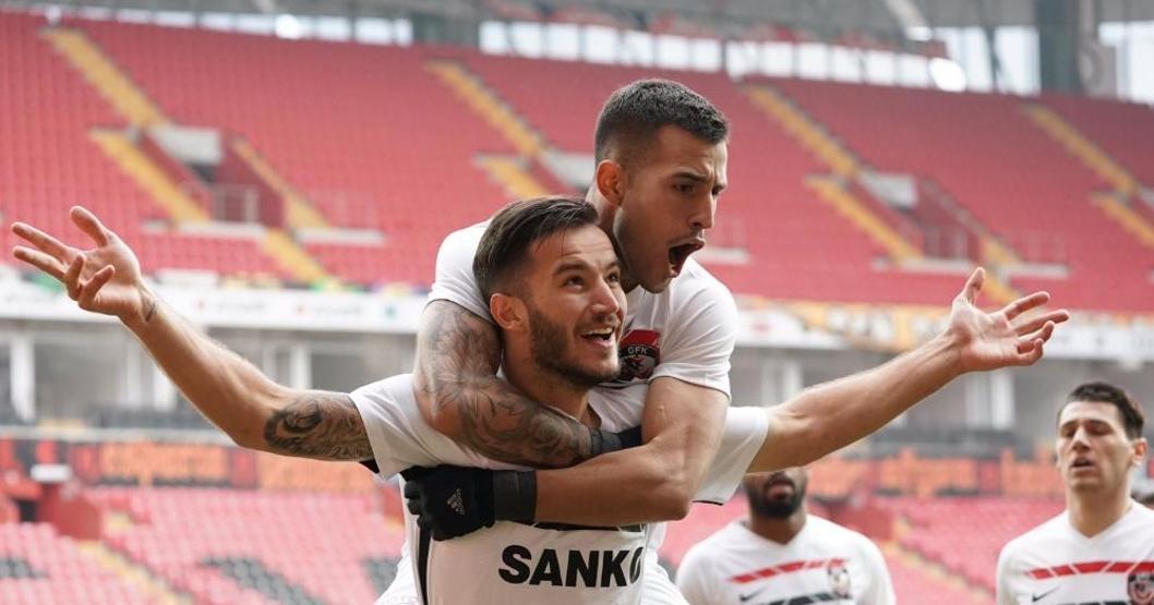 Galatasarayda iki futbolcu ile yollar ayrıldı