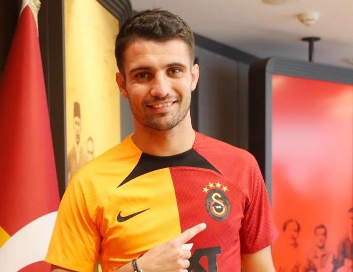Galatasarayda iki futbolcu ile yollar ayrıldı