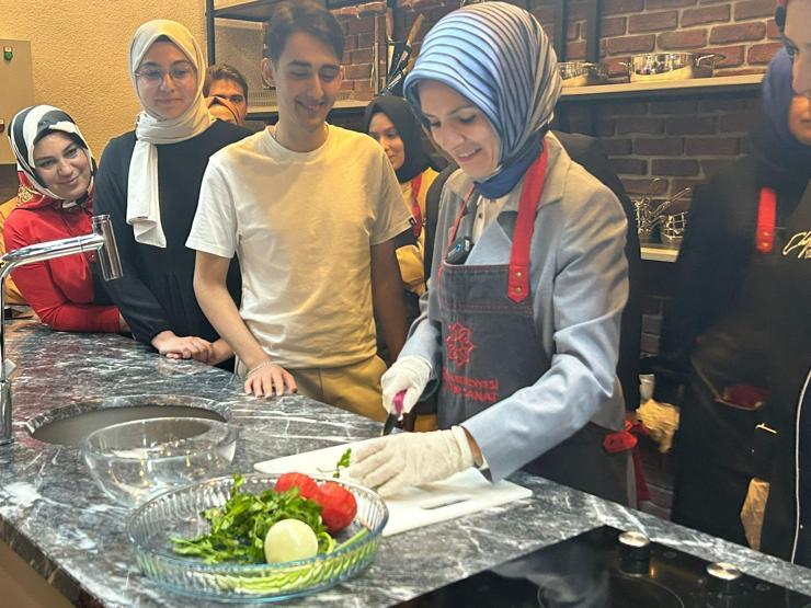 Bakan Göktaş, öğrenciler ile mutfağa girip yemek yaptı