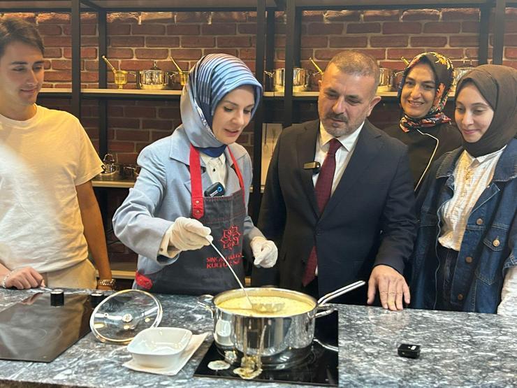 Bakan Göktaş, öğrenciler ile mutfağa girip yemek yaptı