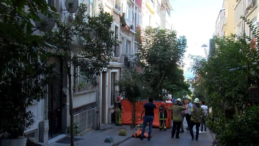 Beyoğlunda intihar merakı: Yol kapandı, mahalleli seyretti