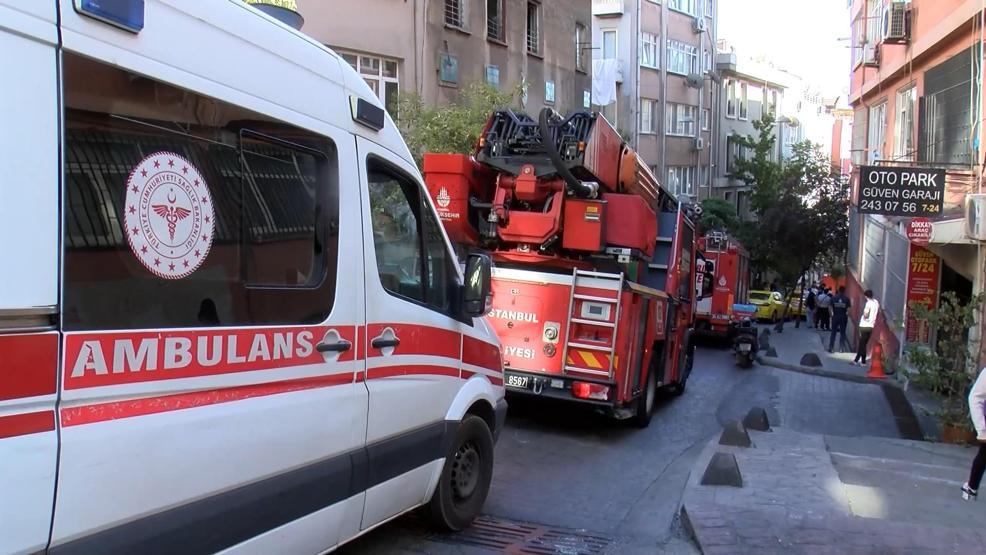 Beyoğlunda intihar merakı: Yol kapandı, mahalleli seyretti