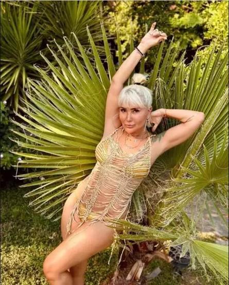 Yonca Evcimik yeni yaşına özel bikinili pozunu paylaştı