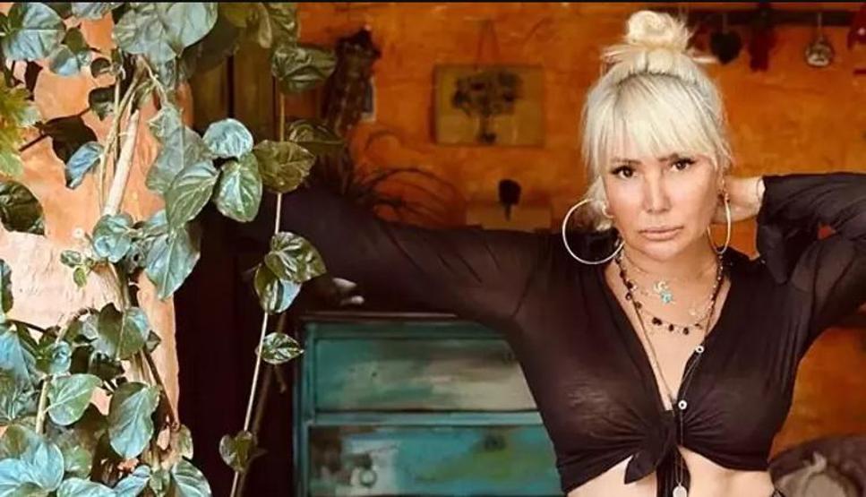 Yonca Evcimik yeni yaşına özel bikinili pozunu paylaştı