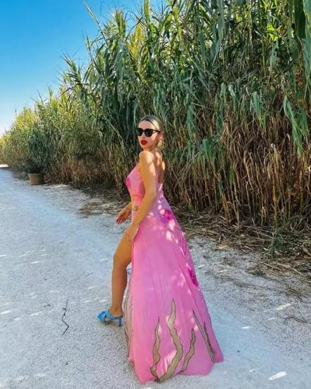 Hadise hayranını sahneye çıkardı: Ne kadar aynı olduğumuzu anlayabiliyor musunuz