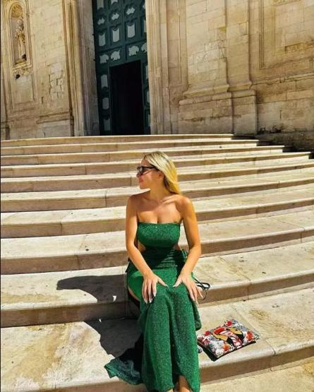 Hadise hayranını sahneye çıkardı: Ne kadar aynı olduğumuzu anlayabiliyor musunuz