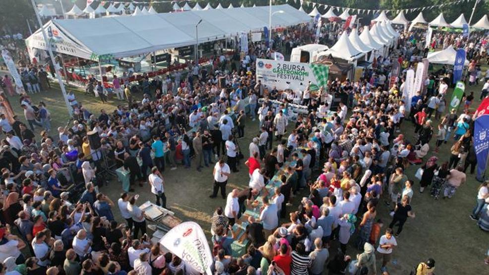 6 dakikada 14 metre kol böreği yedi, 10 bin lira kazandı