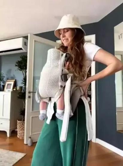 Aslı Enver kızıyla vakit geçiriyor