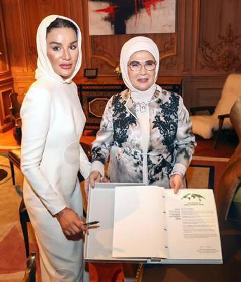 Emine Erdoğan, Katar Emiri Al Saninin annesi Şeyha Moza bint Nasırla görüştü