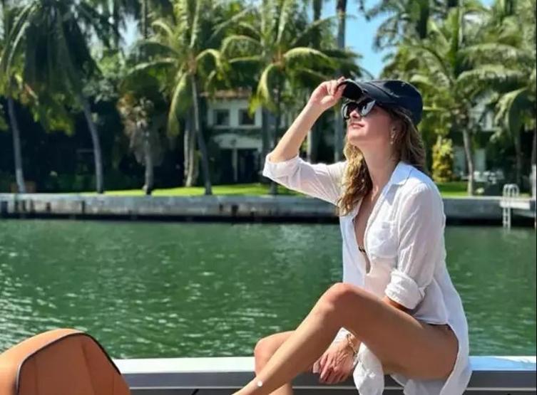 Melis Sezen paylaştığı fotoğraflarla gündeme geldi