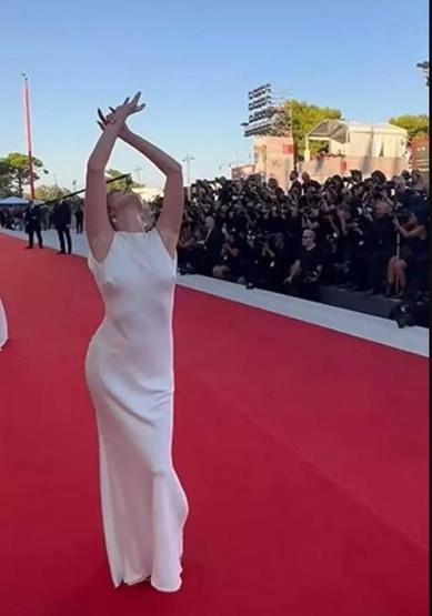 Melis Sezen paylaştığı fotoğraflarla gündeme geldi
