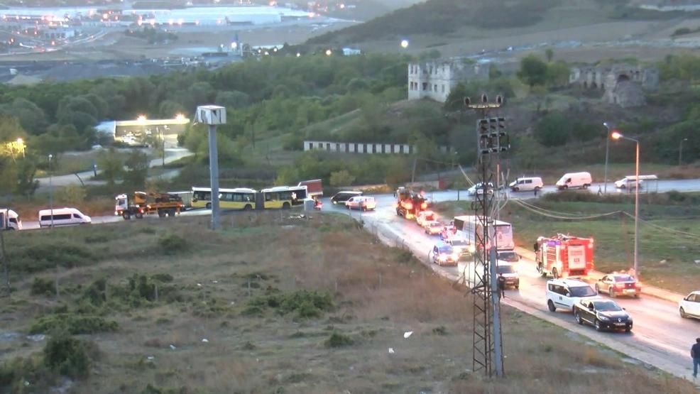 Başakşehirde devrilen İETT otobüsü kaldırıldı