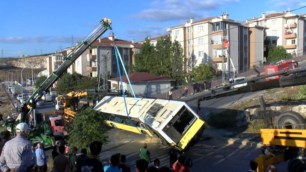 Başakşehirde devrilen İETT otobüsü kaldırıldı