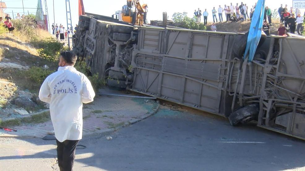 Başakşehirde devrilen İETT otobüsü kaldırıldı