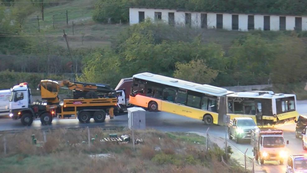 Başakşehirde devrilen İETT otobüsü kaldırıldı