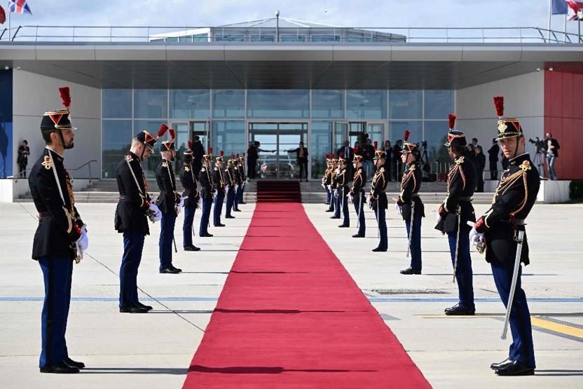 Kral Charlesın ilk yurt dışı seyahati... Macrondan karşılama mesajı: Kral olarak geri dönüyorsunuz