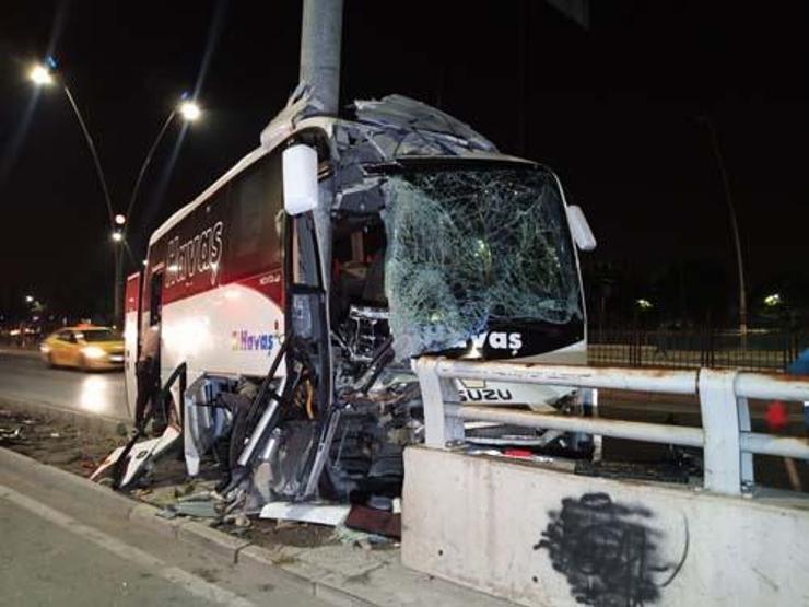 Adana’da korkunç kaza Midibüs bu hale geldi: Yaralılar var...