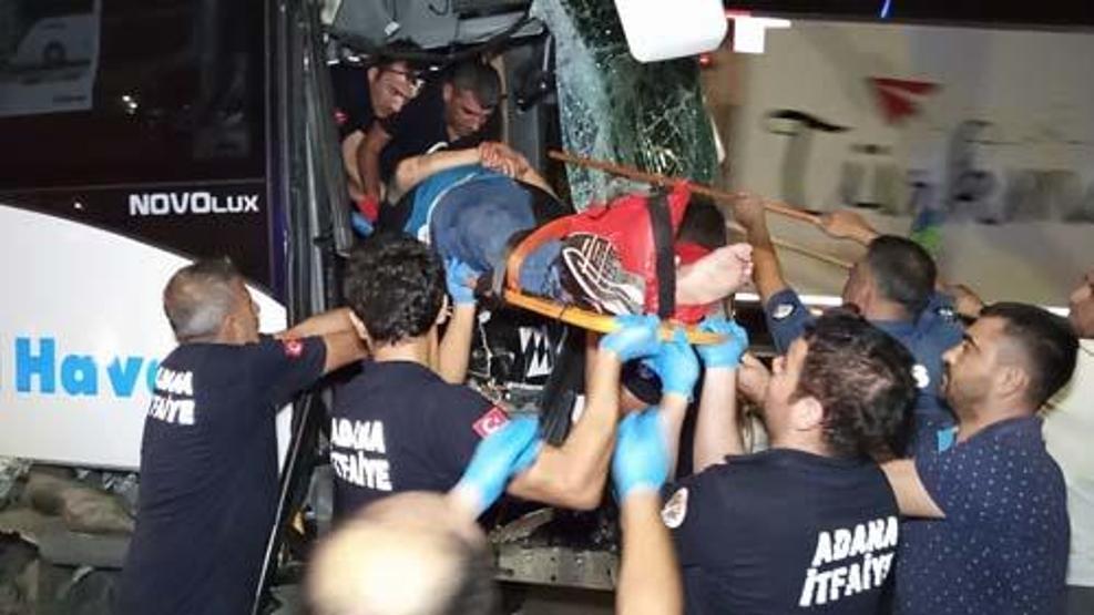 Adana’da korkunç kaza Midibüs bu hale geldi: Yaralılar var...