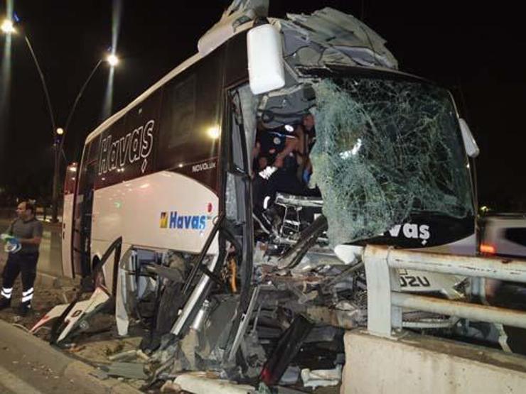 Adana’da korkunç kaza Midibüs bu hale geldi: Yaralılar var...