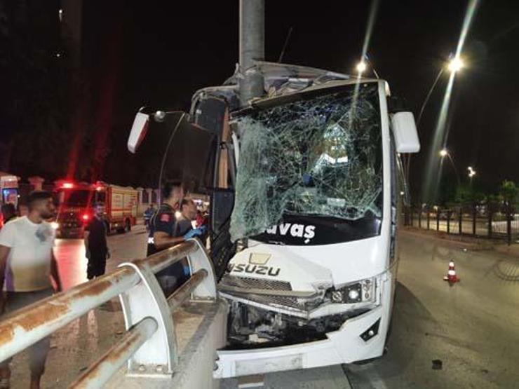 Adana’da korkunç kaza Midibüs bu hale geldi: Yaralılar var...