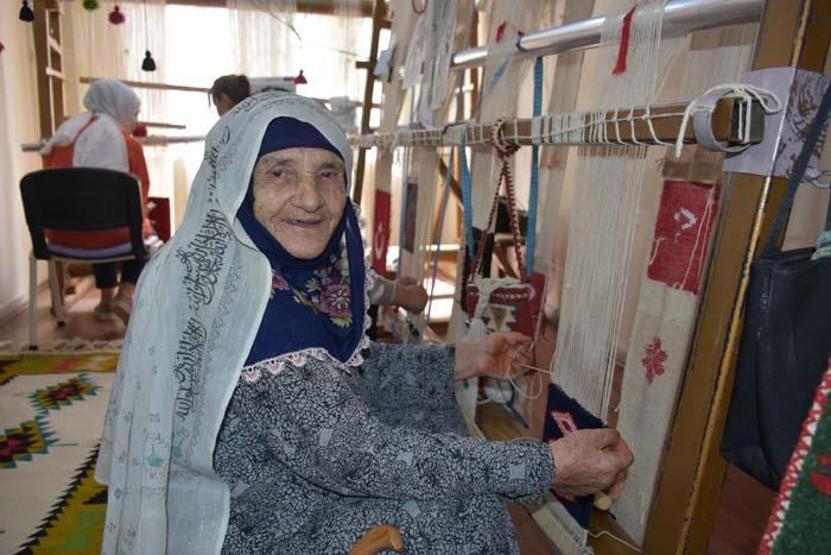 85 yaşında halı dokuma kursunu bitirip, sertifika aldı