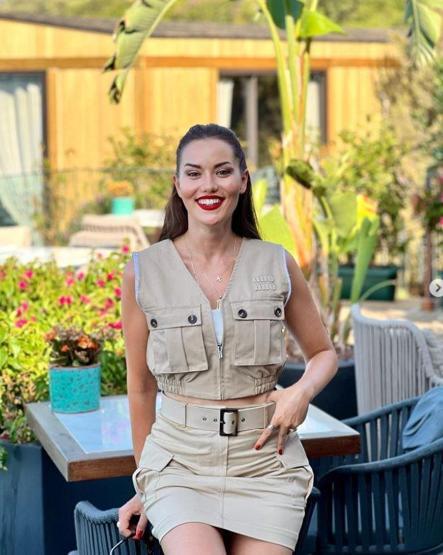 Fahriye Evcenden minik oğlu Kerem ile bahçe pozu