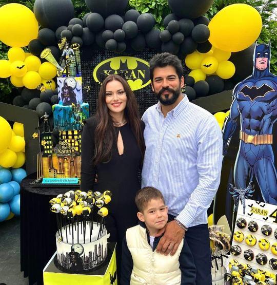 Fahriye Evcenden minik oğlu Kerem ile bahçe pozu