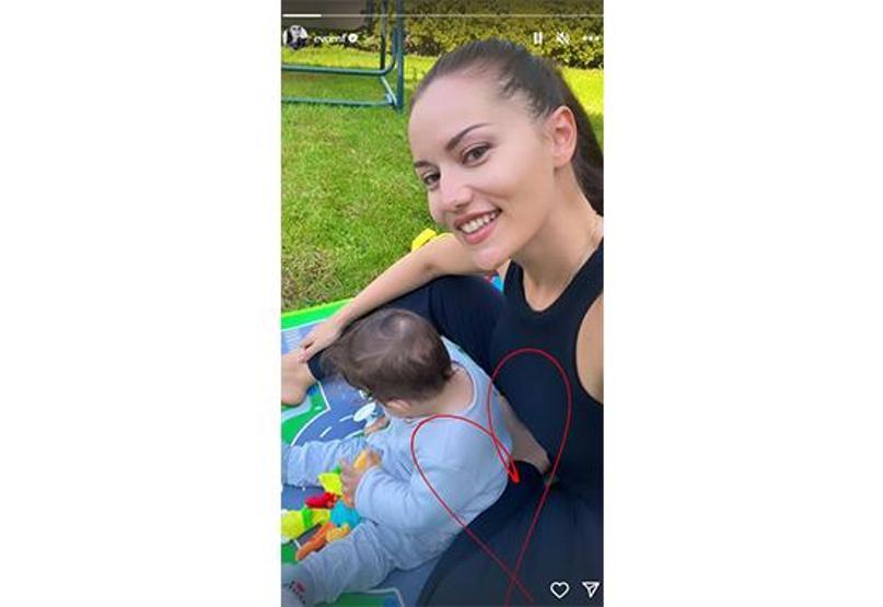 Fahriye Evcenden minik oğlu Kerem ile bahçe pozu