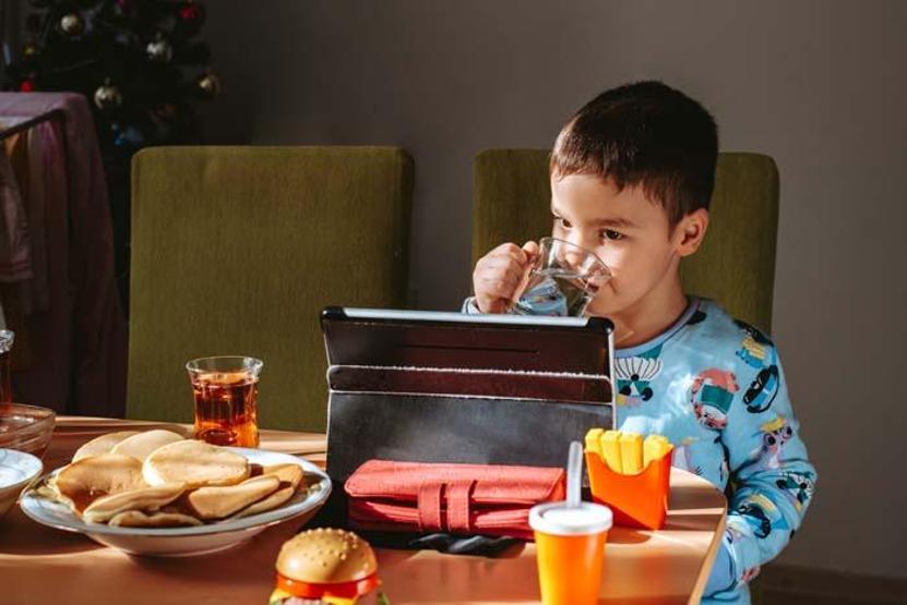 Ailelerin rüşvet unsuru Çocuklara ekran eşliğinde yemek yedirmek neden tehlikeli