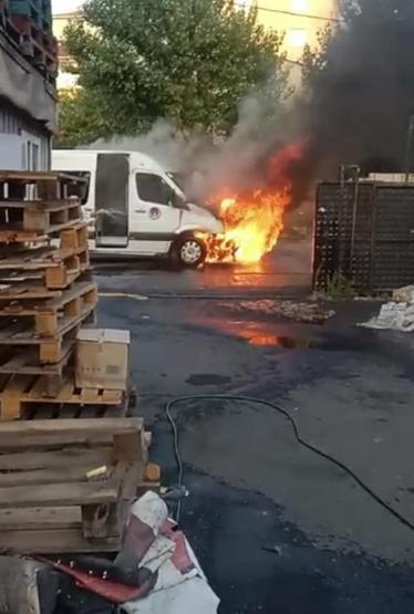 Ümraniyede servis minibüsü alev alev yandı