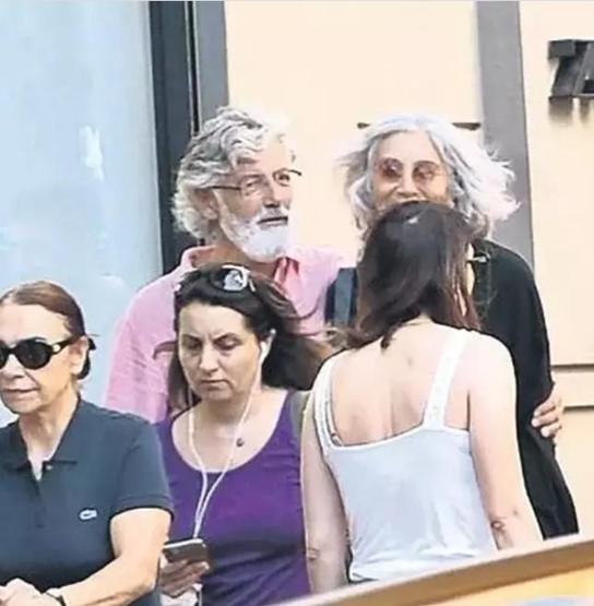 Serenay Sarıkayanın annesi ve Cansu Tosunun evli babası aşk mı yaşıyor